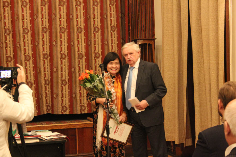 Поздравление Туи Ань (Социалистическая Республика Вьетнам) с награждением Премией «Словес связующая нить».